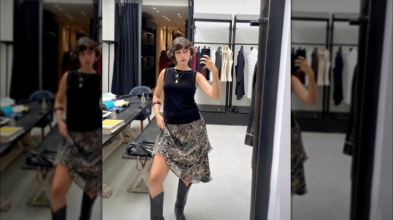 Rama Duwaji taking a mirror selfie