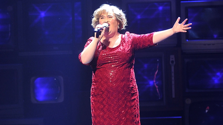 Susan Boyle singing into microphone onstage