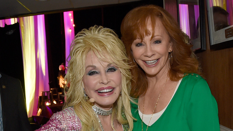 Dolly Parton and Reba McEntire grinning