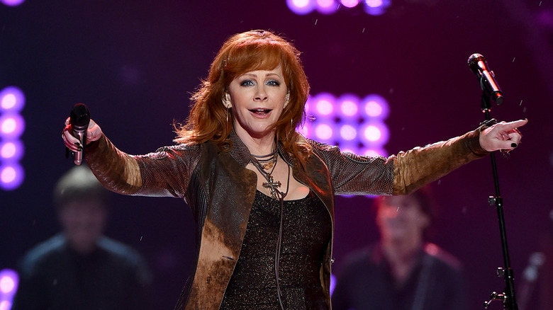 Reba Mcentire performing