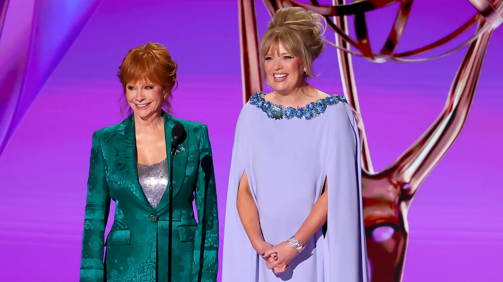 <a href="https://www.thelist.com/1745390/reba-mcentire-melissa-peterman-stunned-by-costar-nsfw-scene/" target="_blank">Reba McEntire & Melissa Peterman Were Stunned By Their Former Costar’s NSFW Scene</a>