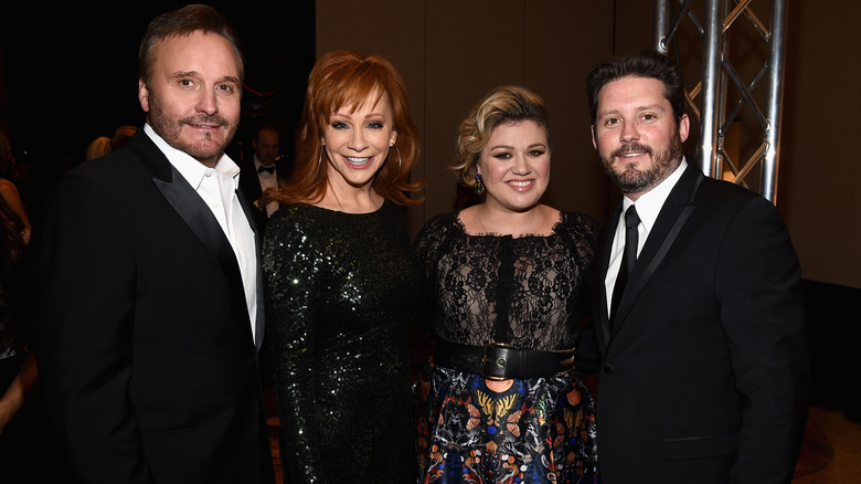 Narvel Blackstock, Reba McEntire, Kelly Clarkson, and Brandon Blackstock standing together