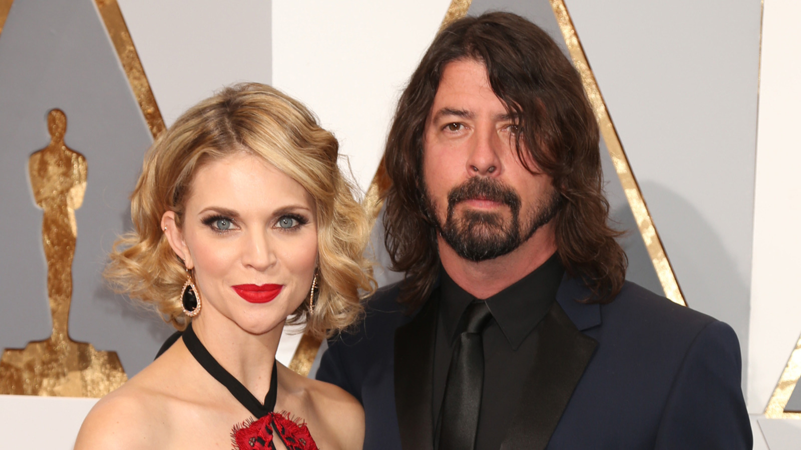 <a href="https://www.thelist.com/1736183/dave-grohl-jordyn-blum-relationship-red-flags/" target="_blank">Red Flags In Dave Grohl & Jordyn Blum’s Relationship Before Bombshell Baby News</a>