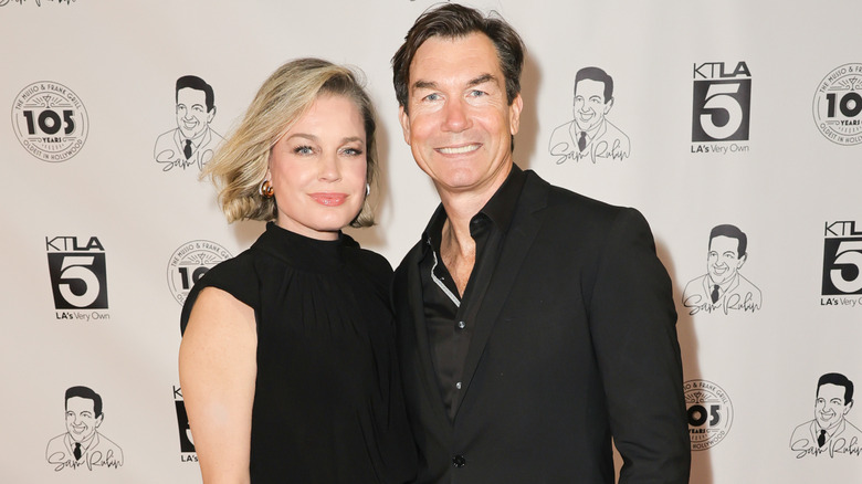 Rebecca Romijn and Jerry O'Connell smiling