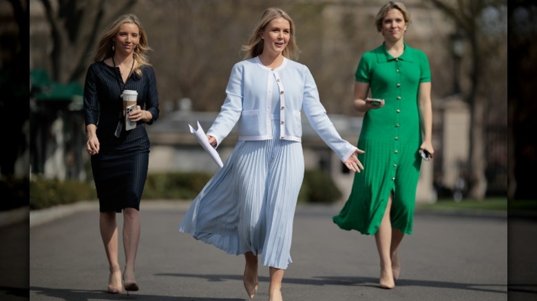 Karoline Leavitt approaches reporters in Washington DC (2025)