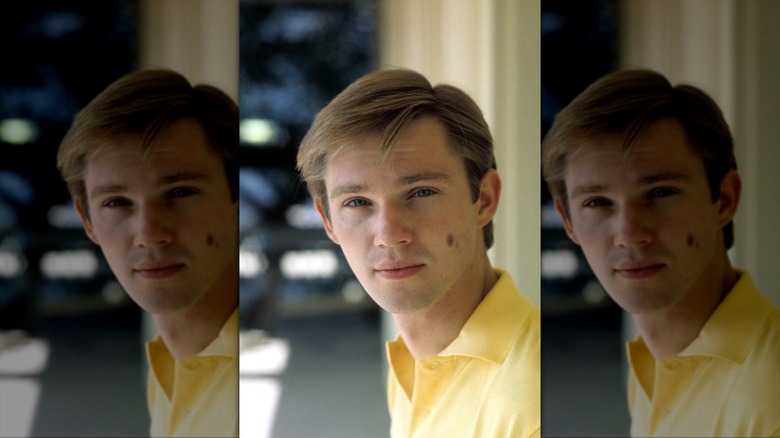 Richard Thomas posing