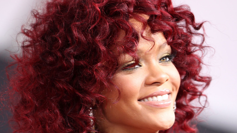 smal subtraktion beundre Rihanna's Auburn Hair Look That Fans Envy