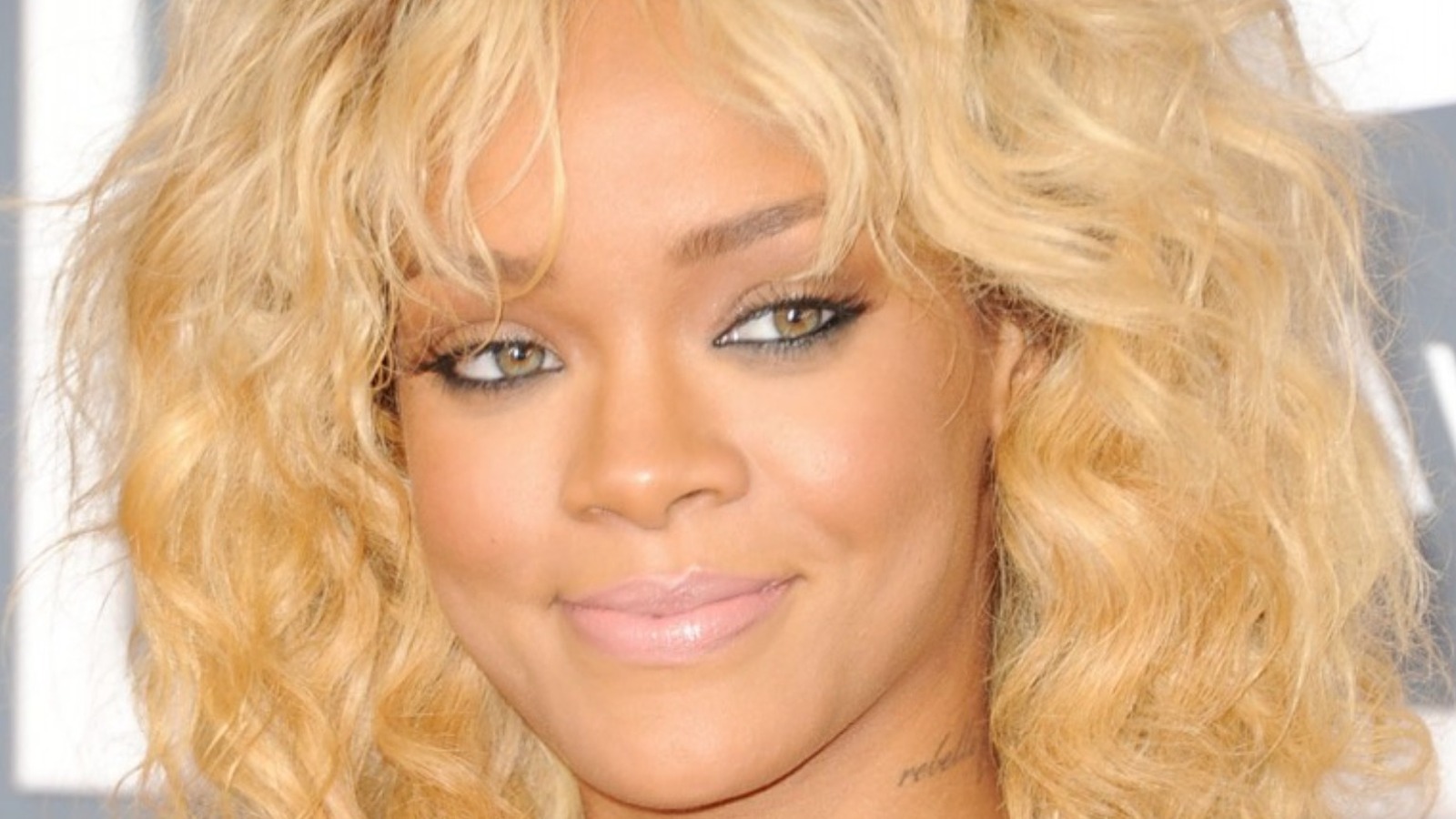 10. Rihanna's Most Iconic Short Blonde Haircuts - wide 6