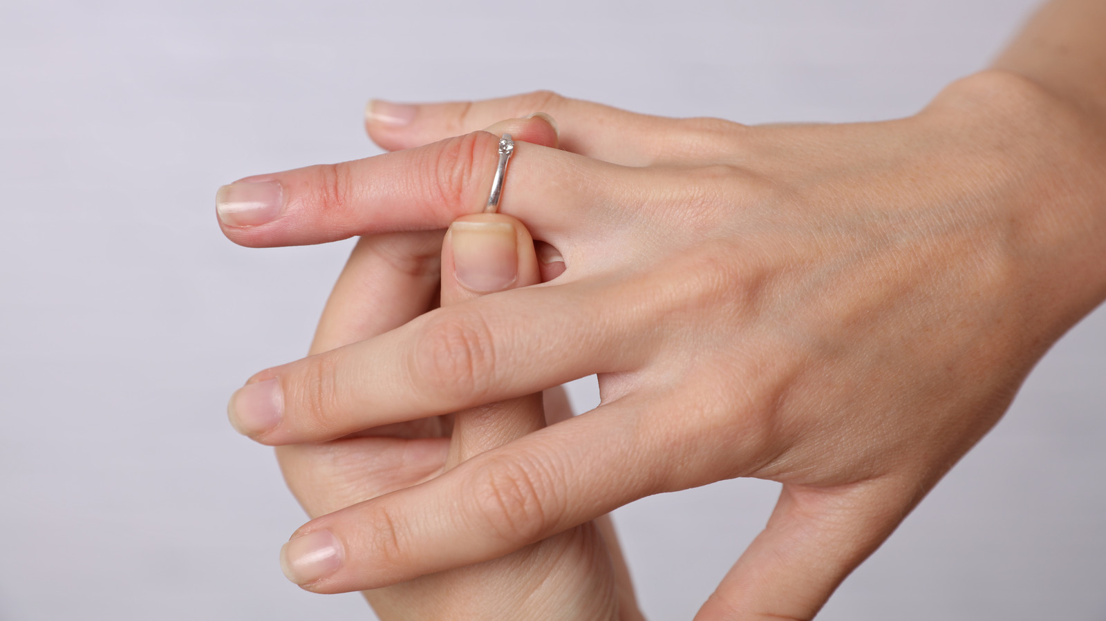 A neat trick gets a stuck ring off a swollen finger - Komando.com