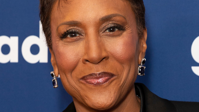 robin roberts posing at event