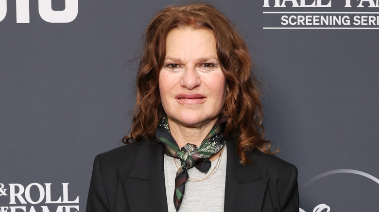 Sandra Bernhard posing at MoMA