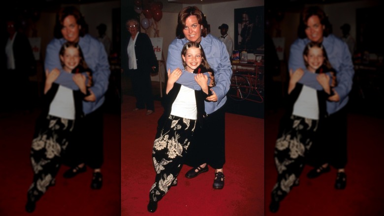 Rosie O'Donnell with her arms around a young Michelle Trachtenberg at the premiere of Harriet the Spy