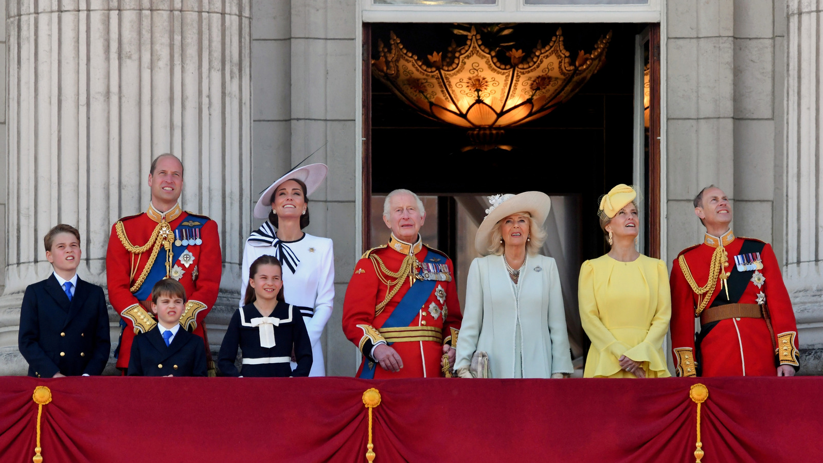 <a href="https://www.thelist.com/1723932/james-haskell-sparks-rumors-royal-family-dysfunctional/" target="_blank">Royal Family Insider Sparks Rumors Of Drama & Dysfunction Inside The Dynasty</a>