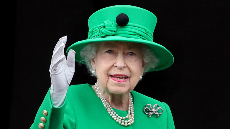 Queen Elizabeth smiling and waving
