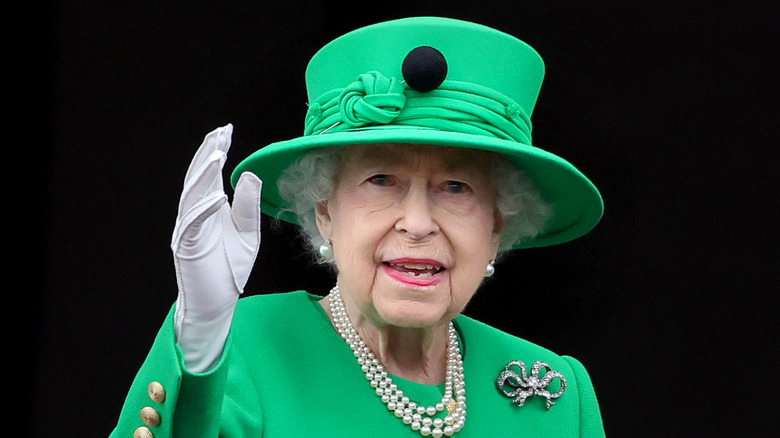 Queen Elizabeth smiling and waving