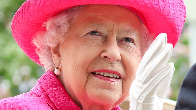 Queen Elizabeth smiling and waving