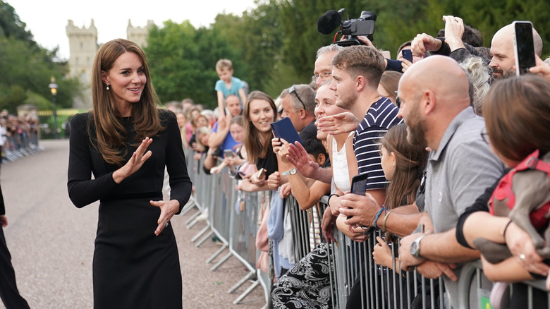 Kate MIddleton queen crowd