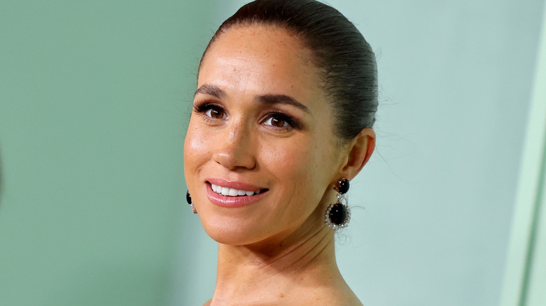 Meghan Markle hiding face