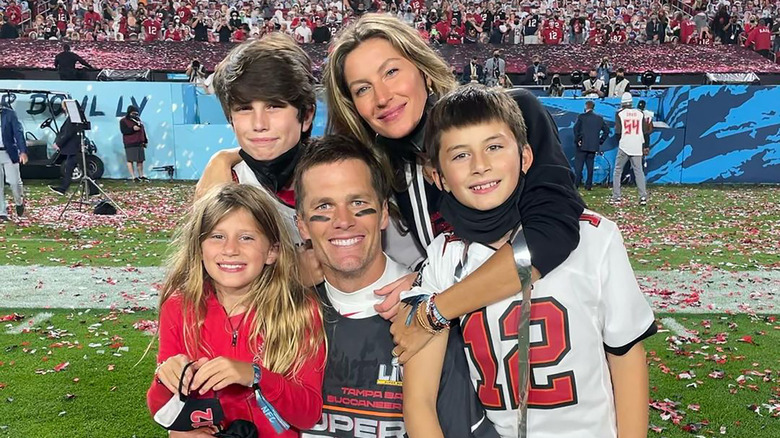 Tom Brady, Gisele Bündchen, and kids smiling