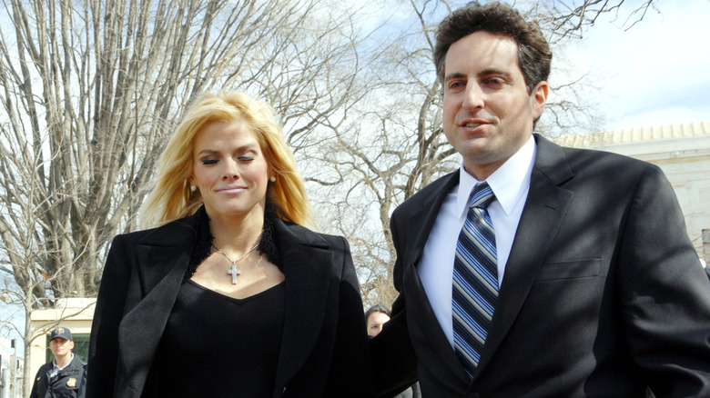 Anna Nicole Smith and Howard K. Stern leaving courthouse