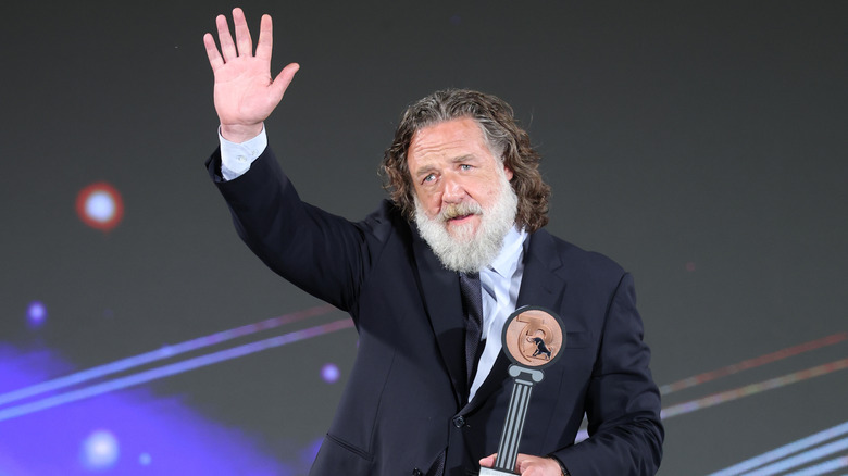 Russell Crowe waving