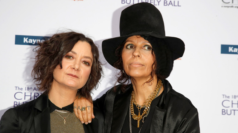 Sara Gilbert posing with then-wife Linda Perry
