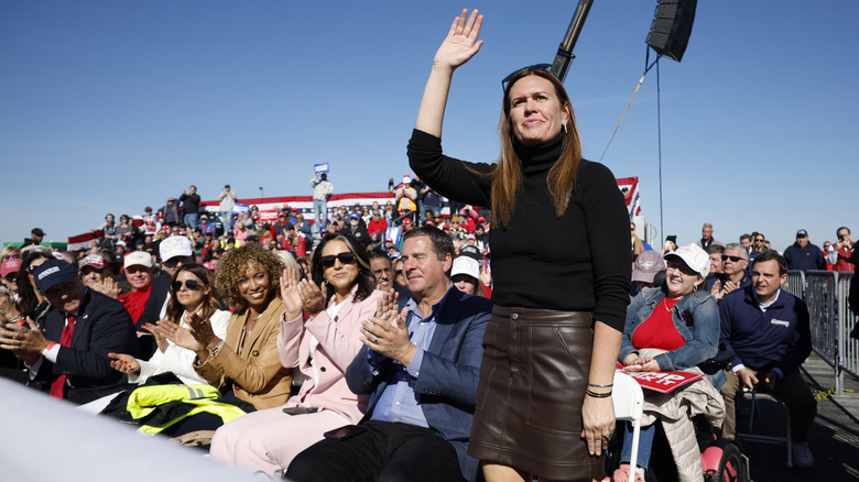 Sarah Huckabee Sanders waving to crowd