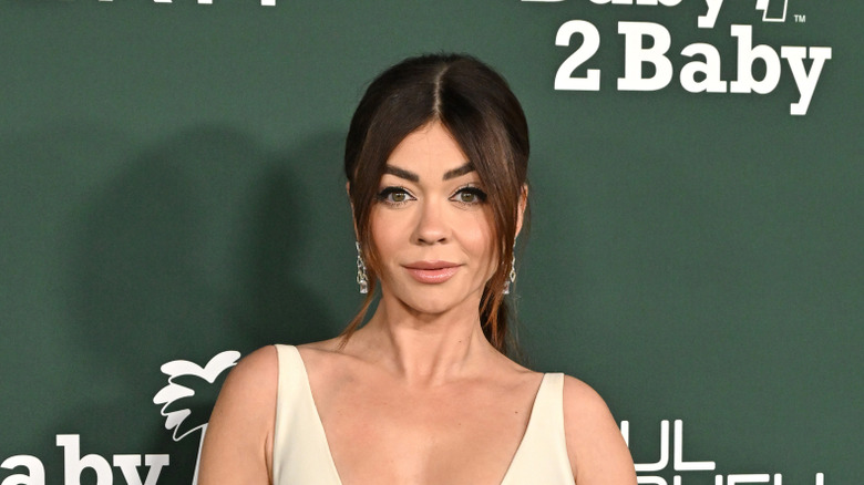 Sarah Hyland smirking.