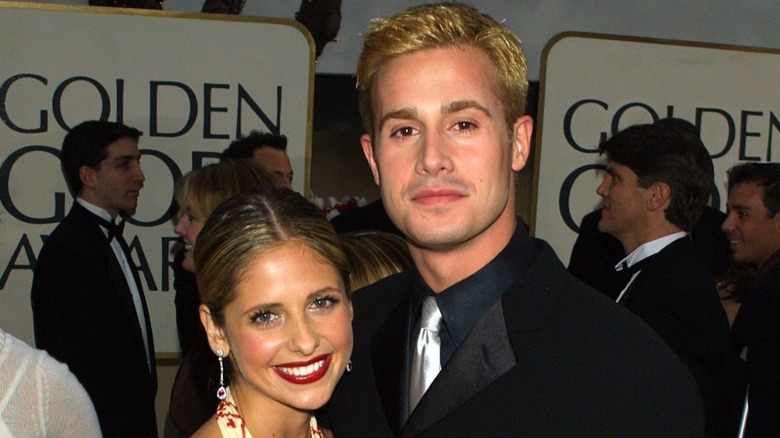 Sarah Michelle Gellar and Freddie Prinze Jr. pose at the Golden Globes