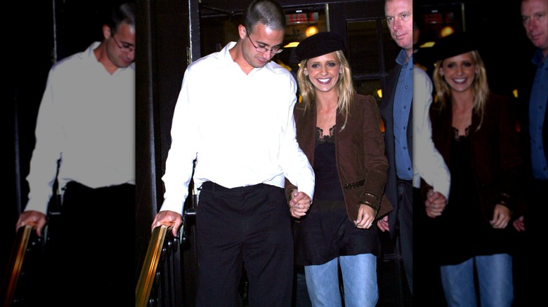 Freddie Prinze Jr. and Sarah Michelle Gellar walking and hold hands