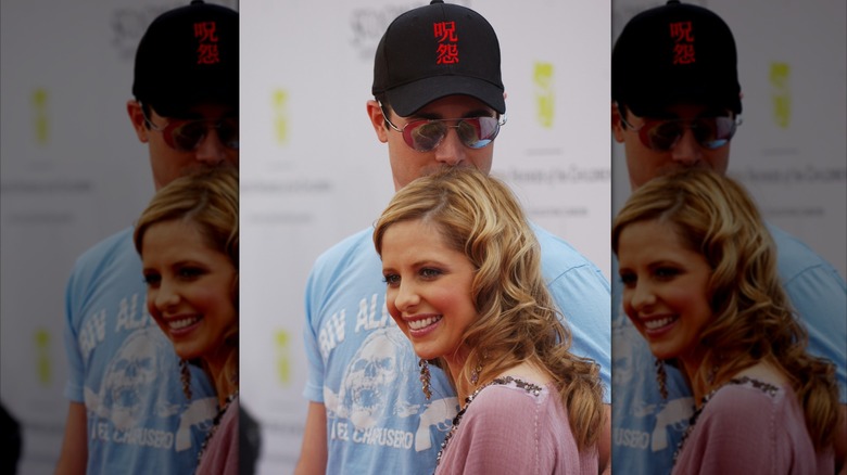 Freddie Prinze Jr. kissing Sarah Michelle Gellar's head