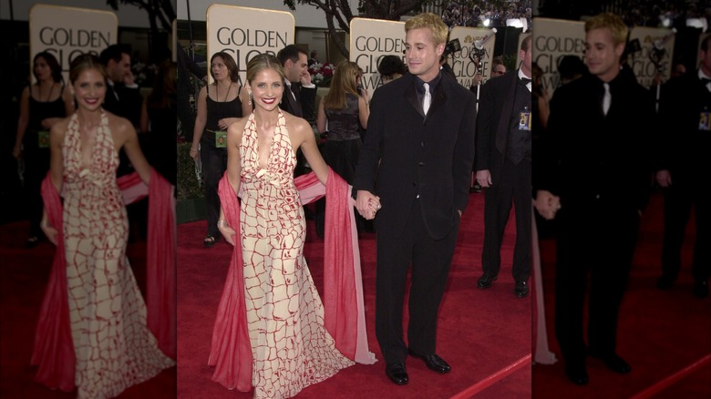 Sarah Michelle Gellar and Freddie Prinze Jr. holding hands