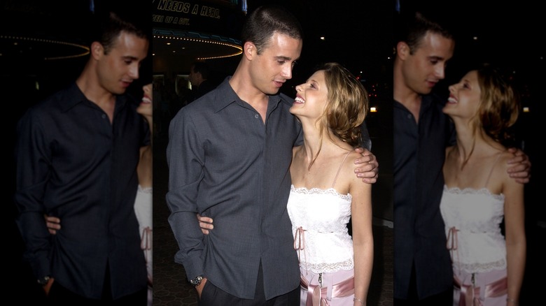 Freddie Prinze Jr. wrapping his arm around a smiling Sarah Michelle Gellar