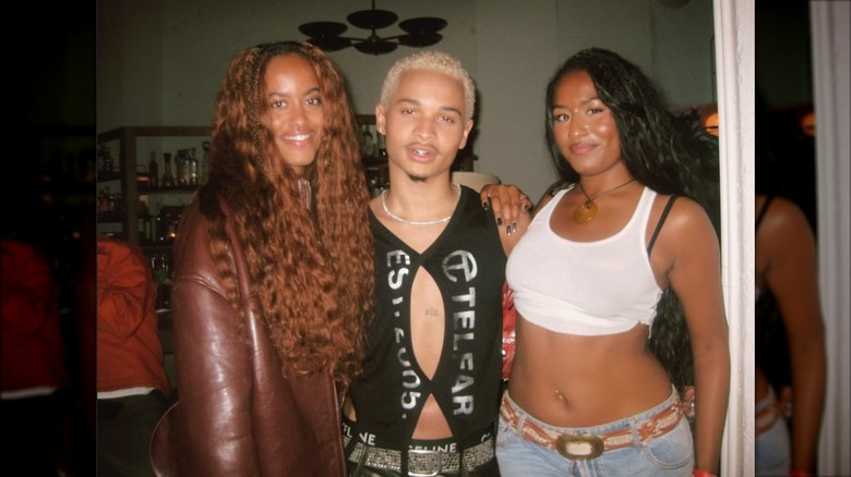 Malia Obama, Destin Conrad, and Sasha Obama posing together