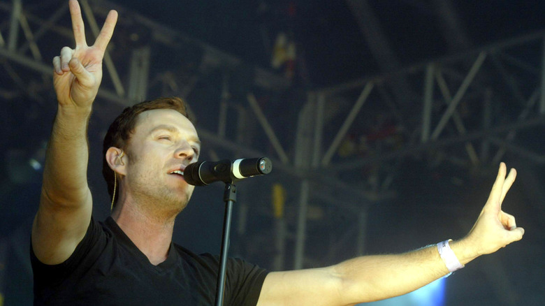 Darren Hayes performs live and gives peace sign
