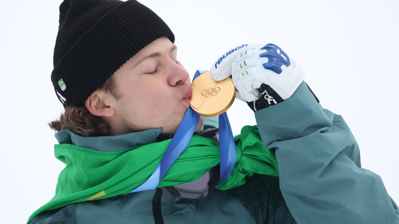 Lucas Pinheiro Braaten kissing his gold medal