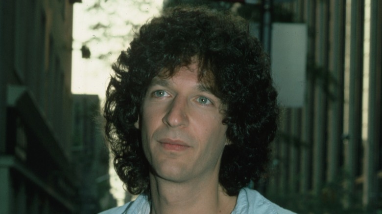 Howard Stern posing for a photograph in 1986