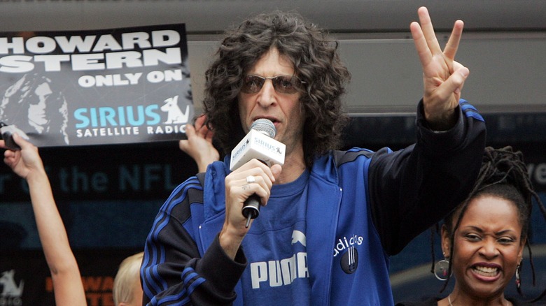 Howard Stern speaking to a crowd in New York in 2004