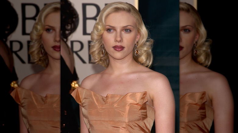 Scarlett Johansson posing at the 2005 Golden Globe Awards with blonde hair