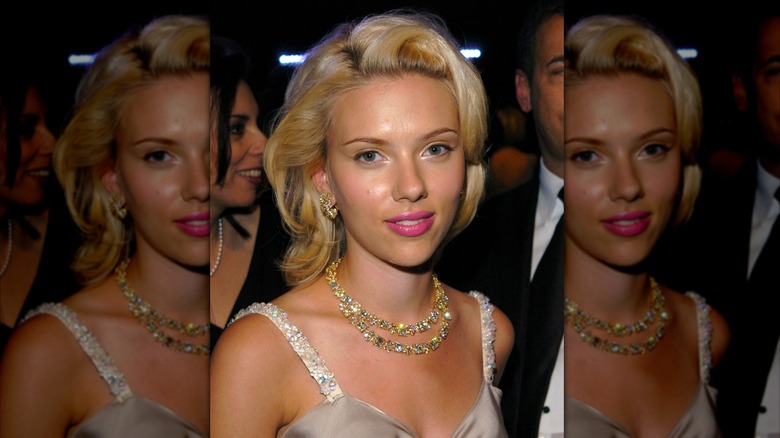 Scarlett Johansson attending an award show in 2003 with short blond hair and pink lipstick