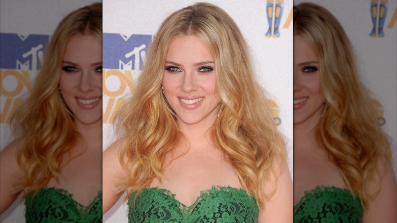 Scarlett Johansson smiling at the 2010 MTV Movie Awards with loose blonde curls