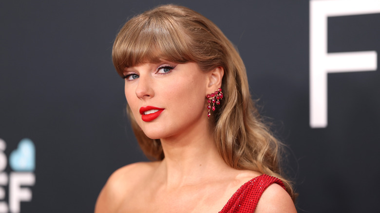 Taylor Swift at the Grammys red carpet