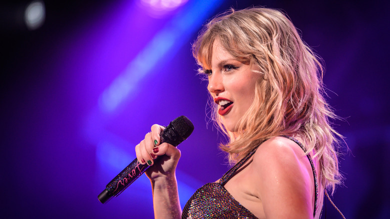 Taylor Swift performing in 2019