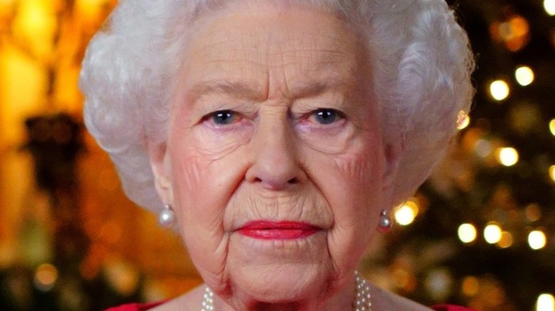 Queen Elizabeth II posing at Christmas in 2021