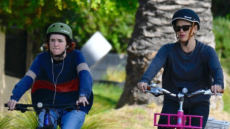 Seraphina Affleck and Jennifer Garner riding bikes