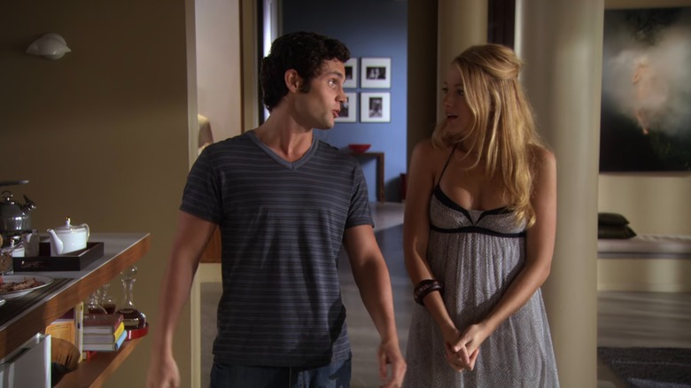 Penn Badgley and Blake Lively talking in a scene on "Gossip Girl."