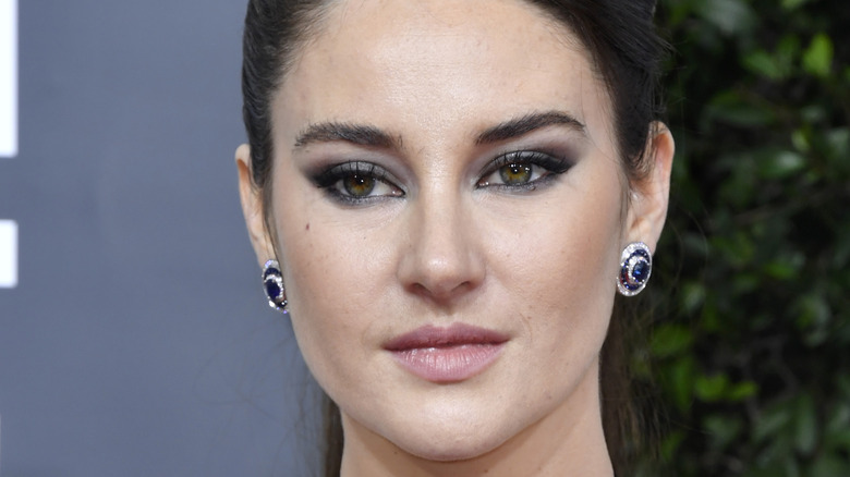 Shailene Woodley with a smoky eye and royal blue earrings