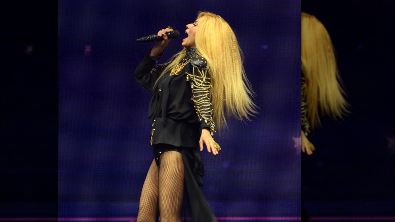 Shania Twain sings on stage