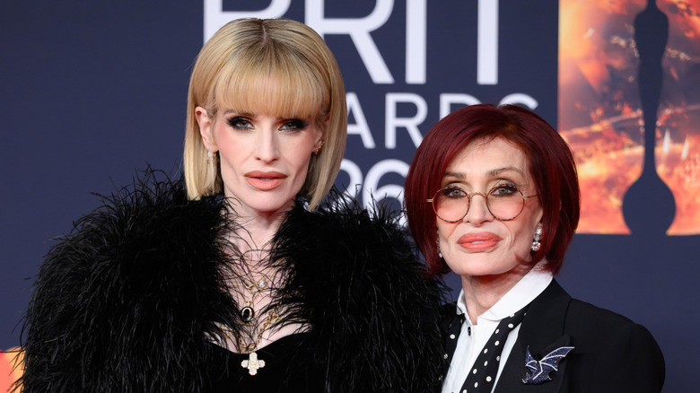 Kelly and Sharon Osbourne posing