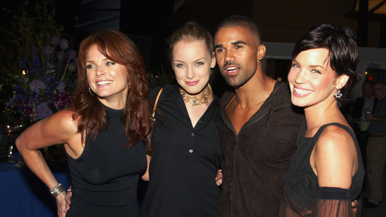 Shemar Moore posing with the cast of "Birds of Prey" in 2002